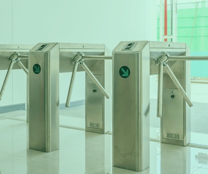 A nagy forgalmú helyszíneken automatikusan ellenőrzi a jegyek érvényességét (QR-kód, NFC, vonalkód). Ezzel jelentősen csökkenthető a sorban 